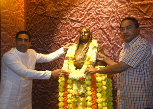 Shri. Govind Gaude,  Art & Culture Minister & Shri. Ravi Naik, M.LA, Garlanding the bust of Surashree Kesarbai Kerkar 